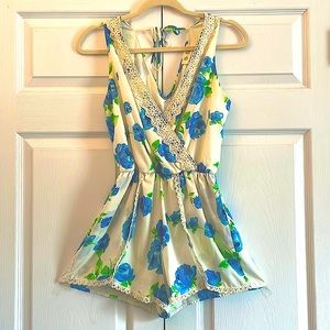 White & blue floral romper with lace detailing. 👗